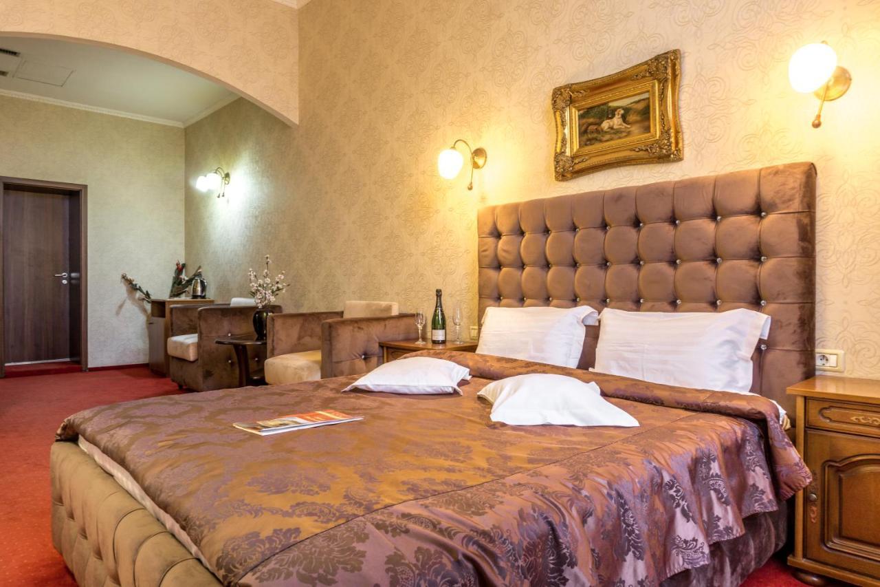 Hotel Ferdinand Hateg Ngoại thất bức ảnh