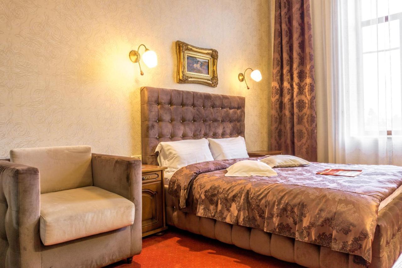 Hotel Ferdinand Hateg Ngoại thất bức ảnh