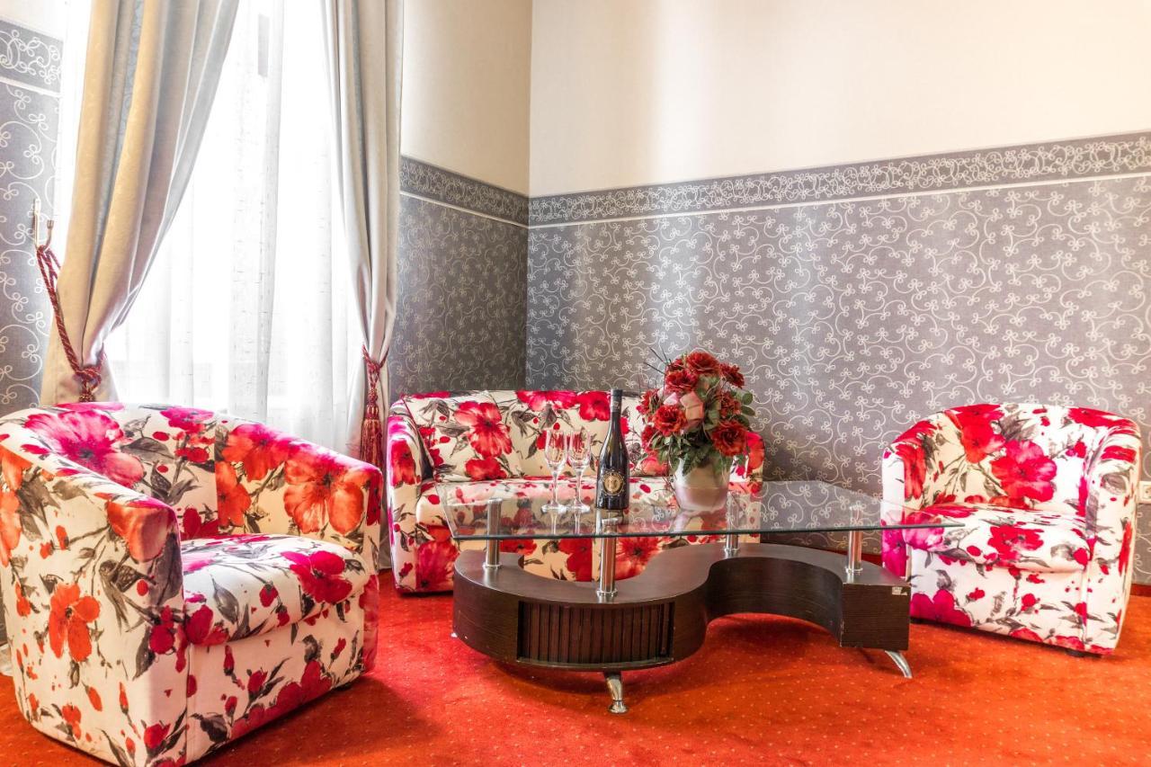 Hotel Ferdinand Hateg Ngoại thất bức ảnh