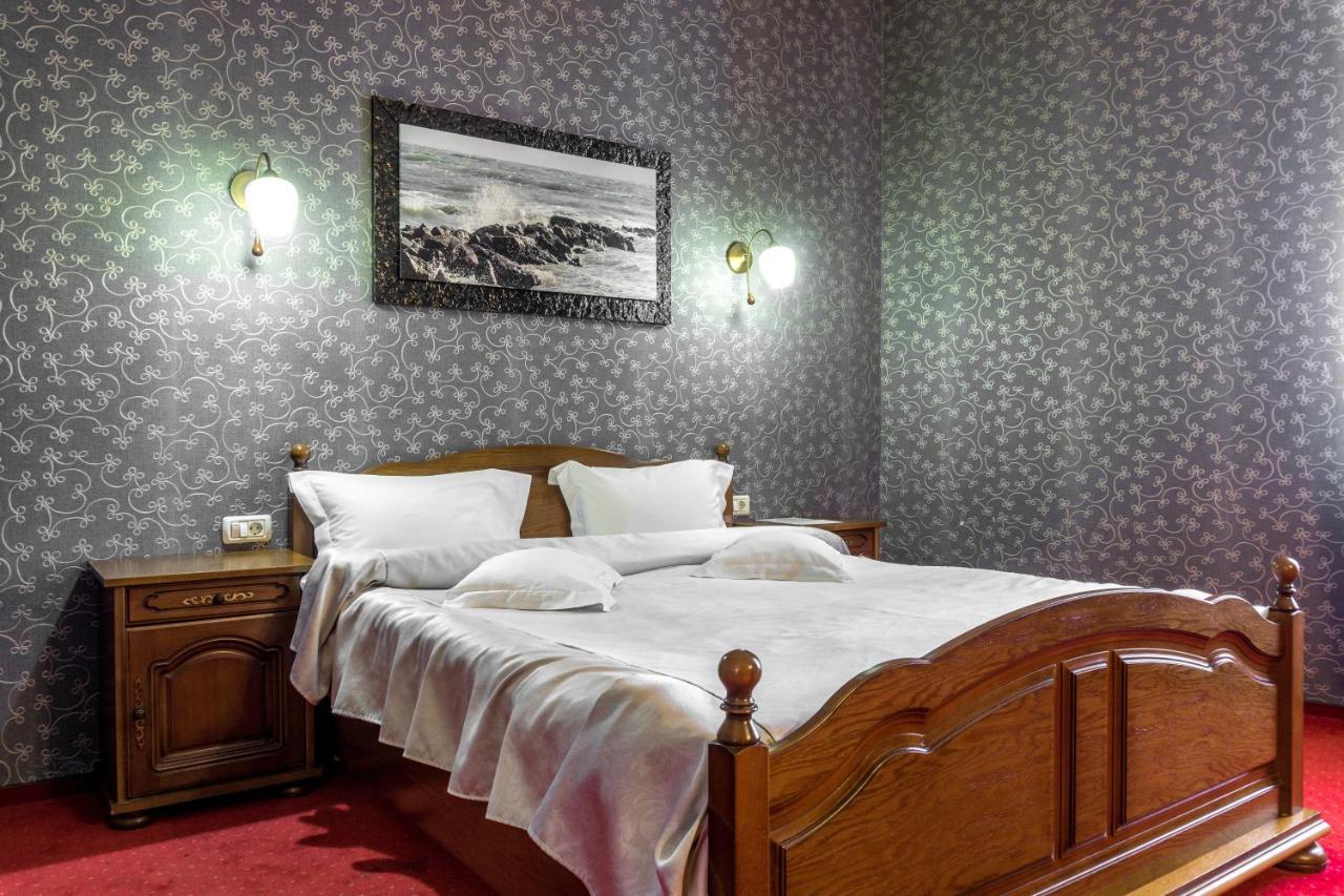 Hotel Ferdinand Hateg Ngoại thất bức ảnh