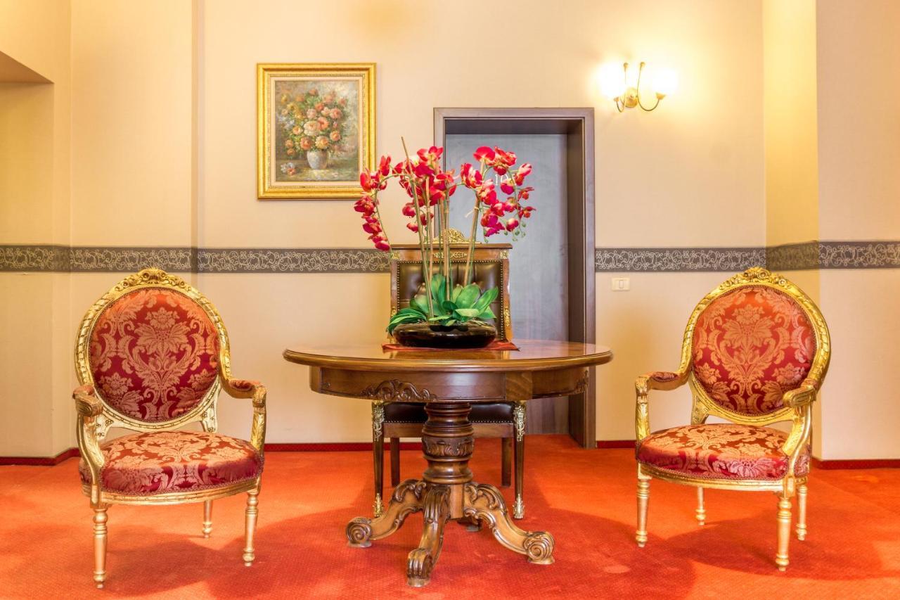 Hotel Ferdinand Hateg Ngoại thất bức ảnh