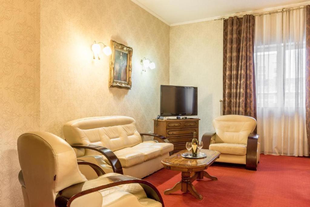 Hotel Ferdinand Hateg Ngoại thất bức ảnh