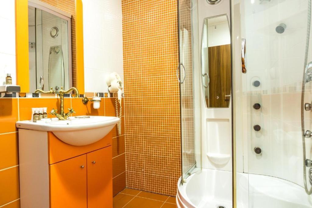 Hotel Ferdinand Hateg Ngoại thất bức ảnh