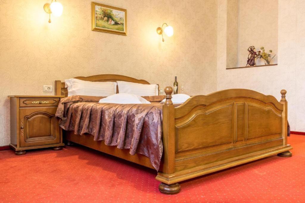 Hotel Ferdinand Hateg Ngoại thất bức ảnh
