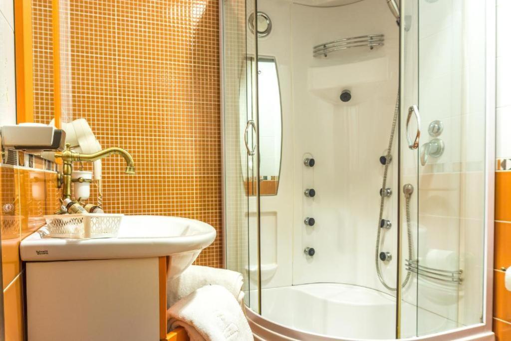 Hotel Ferdinand Hateg Ngoại thất bức ảnh
